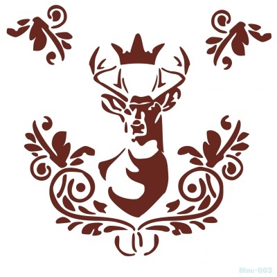 Emblema castanho com cabeça de veado coroado e ornamentos florais simétricos