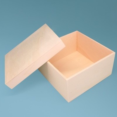 Caixa de madeira clara com tampa aberta