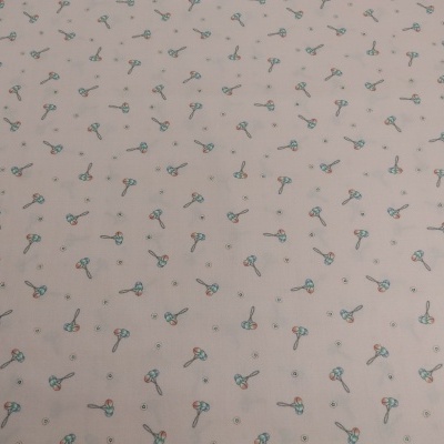 Tecido bege com padrão de pequenos ramos florais azuis e cor-de-rosa