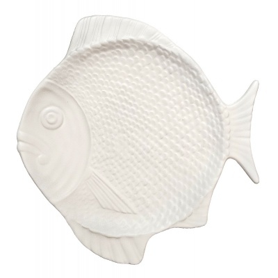 Prato branco em forma de peixe com textura de escamas
