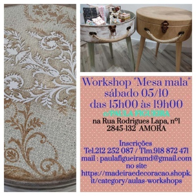 Mesa mala redonda de madeira clara com tampo de vidro e alças de corda, junto a cartaz promocional de workshop