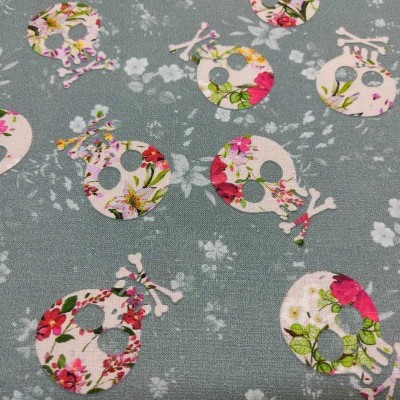 Tecido cinzento com estampado de caveiras florais coloridas