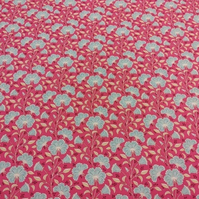 Tecido rosa com padrão floral azul claro e bege
