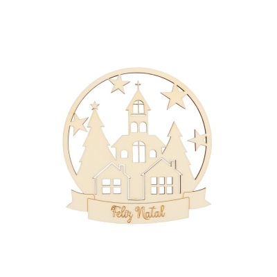 Enfeite natalino em madeira com aldeia e texto Feliz Natal