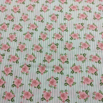 Tecido com padrão de rosas cor-de-rosa e riscas azuis finas no fundo branco