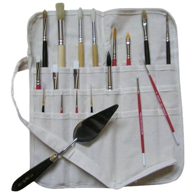 Conjunto de pincéis de pintura e espátula numa bolsa de tecido branco