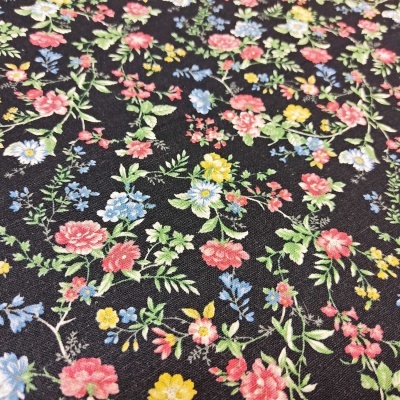 Tecido floral colorido sobre fundo preto