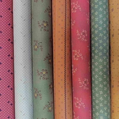 Rolos de tecido coloridos com padrões florais e geométricos