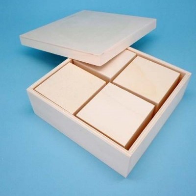 Caixa de madeira clara com três caixas menores dentro, em fundo azul.