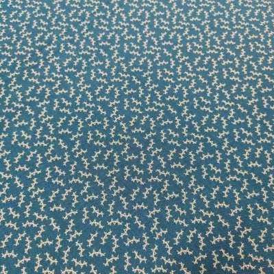 Tecido azul com padrão de folhas creme