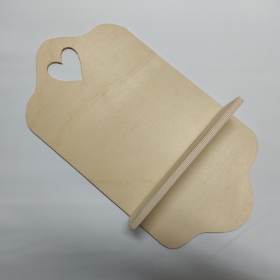 Tabua de madeira clara com suporte vertical e recorte em forma de coração