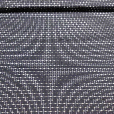 Rolo de tecido azul escuro com padrão de linhas brancas cruzadas.