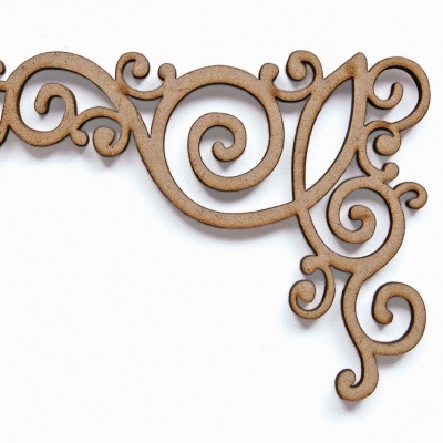 Peça decorativa em madeira com arabescos curvos