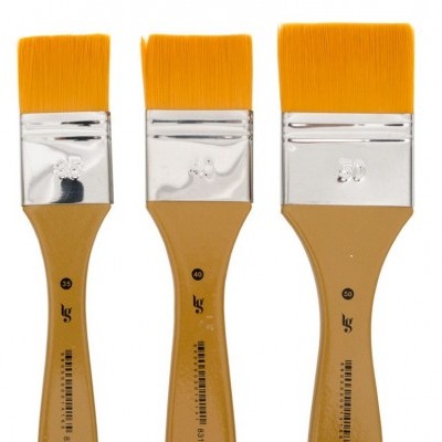 Conjunto de três pincéis de pintura planos com cerdas amarelas e cabos castanho claro