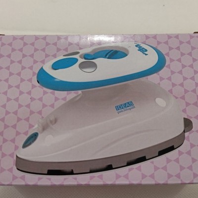 Embalagem de ferro de engomar branco e azul com padrão geométrico roxo claro