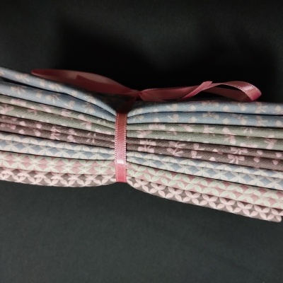 Conjunto de 10 paus de festa em papel rosa e azul com padrões, amarrados com fita cor-de-rosa