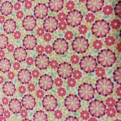 Tecido estampado com flores rosas e amarelas