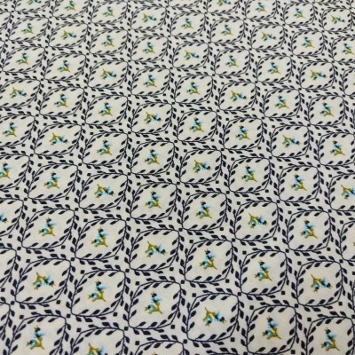 Tecido branco com padrão floral azul e amarelo