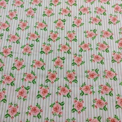 Tecido branco com riscas cinza e flores cor-de-rosa com folhas verdes