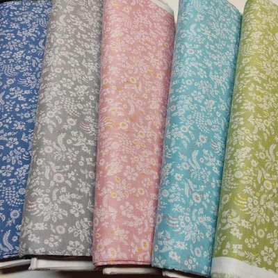 Rolos de tecido floral colorido em diferentes cores