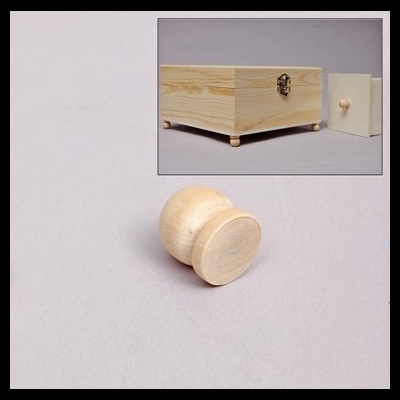 Caixa de madeira natural com puxador redondo e fecho metálico