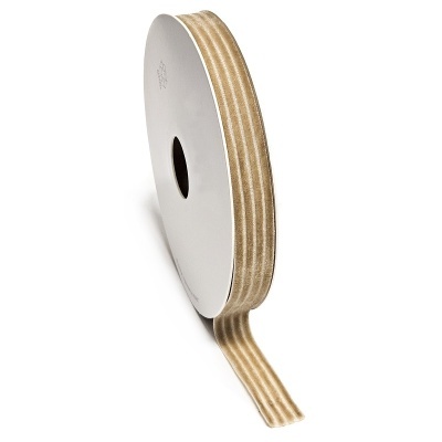 Fita decorativa de tecido listrada bege e branco enrolada num rolo branco