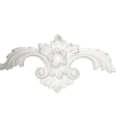 Elemento decorativo branco com padrão floral e volutas em resina