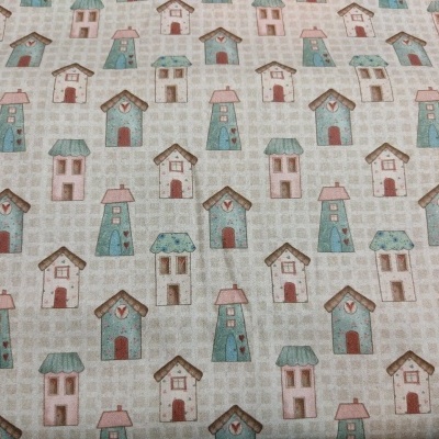 tecido com padrão de casinhas coloridas em tons pastel sobre fundo claro