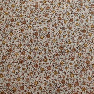 Tecido bege com padrão de flores castanhas e amarelas e borda com texto