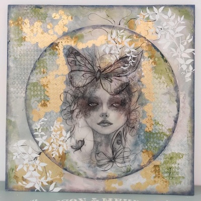 Quadro decorativo com desenho artístico de mulher e borboletas emoldurado por folhas e padrões abstratos.