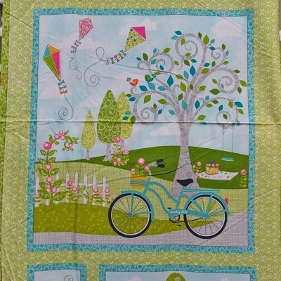 Tecido decorativo com ilustrações de barco, pássaros, pipas, árvore, bicicleta e casa em cores suaves