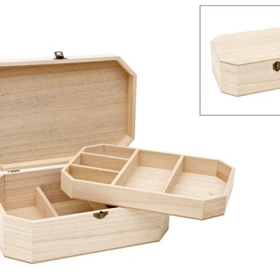 Caixa de madeira clara octogonal com tampa aberta e bandeja interna