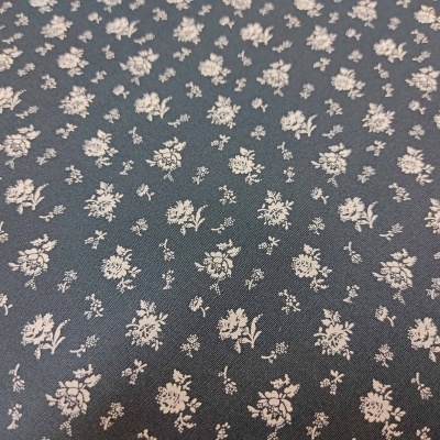 Tecido cinza-azulado com padrão floral branco