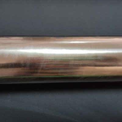 Rolo de papel de alumínio prateado sobre superfície preta