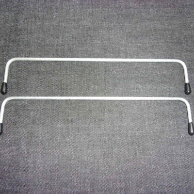 Dois suportes metálicos cromados com pontas negras