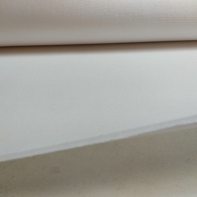 tecido branco liso em rolo sobre superfície clara