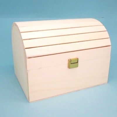 Caixa de madeira natural clara com tampa arredondada e fecho metálico