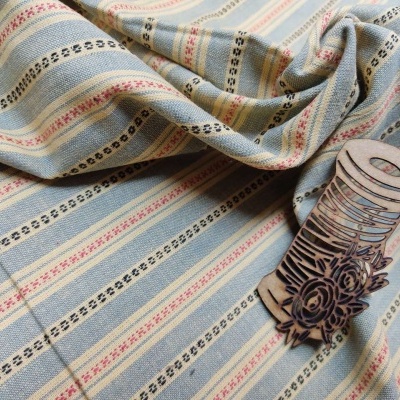 Tecido riscado azul, vermelho e bege com suporte de madeira decorativo