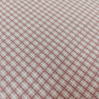 Pano com padrão de quadrículas em tons de rosa, branco e castanho