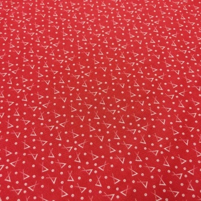 Tecido vermelho com padrão geométrico branco