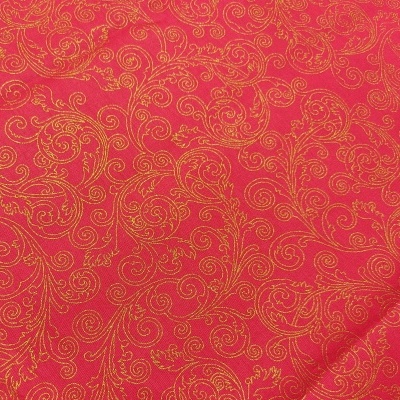 tecido vermelho com padrão dourado ornamental