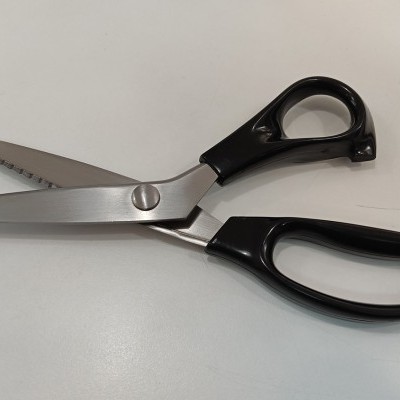 Tesoura com lâminas metálicas e punhos pretos sobre fundo branco