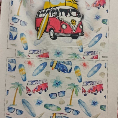 Tecido estampado colorido com carrinhas vintage e elementos de praia
