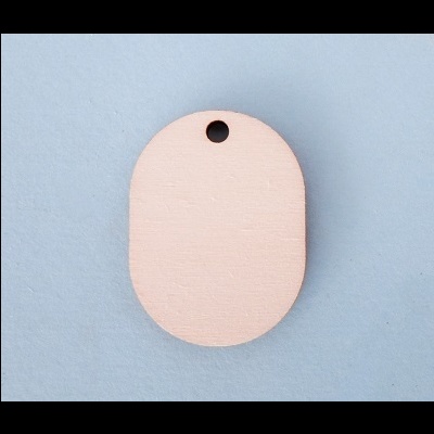 Etiqueta oval de madeira rosa claro com furo preto, fundo azul claro