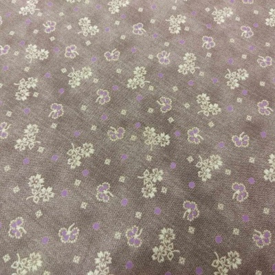 tecido cor vinho com padrão floral pequeno bege e roxo