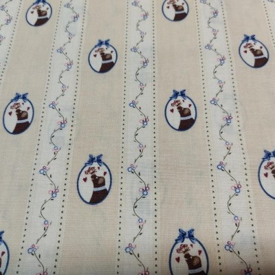Tecido bege com padrão de tiras verticais florais e gatos com laço azul