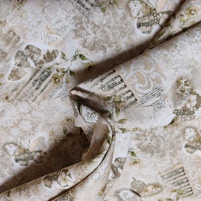 Tecido estampado com borboletas, flores e partituras musicais em tons bege e creme