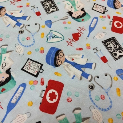 Tecido azul claro com padrão médico e ilustrações coloridas