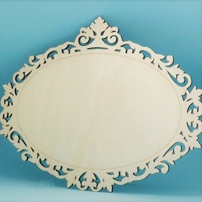 Espelho oval com moldura de madeira decorativa em fundo azul