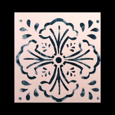 Padrão decorativo azul em forma de cruz floral sobre fundo branco